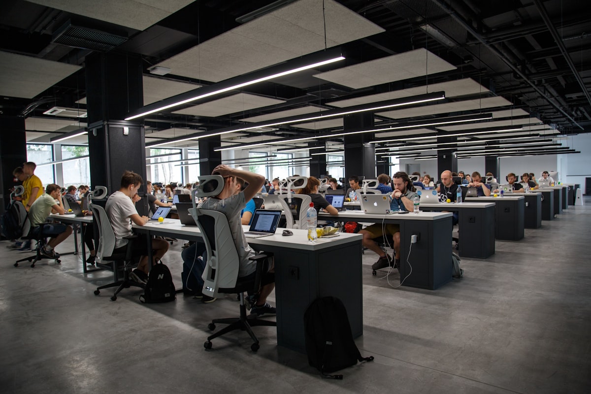 Equipo avanzado trabajando en soluciones de IA